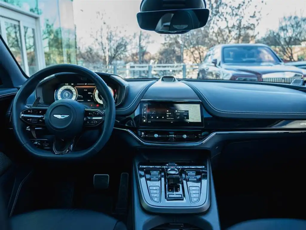 2025 Aston Martin DBX