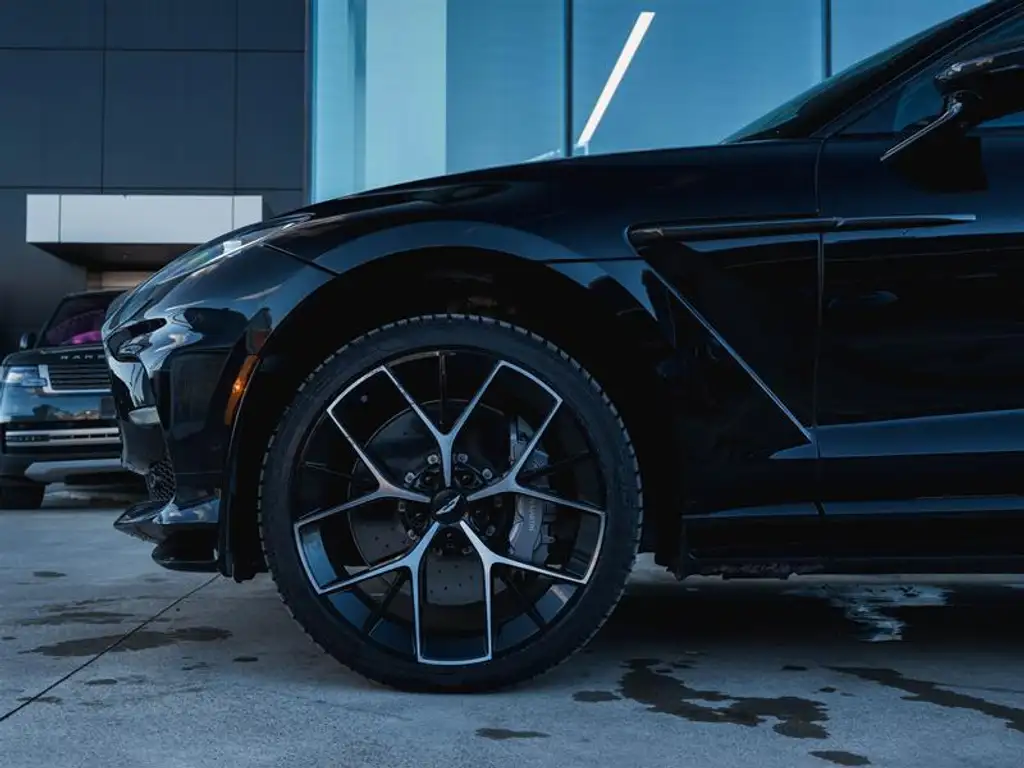 2025 Aston Martin DBX