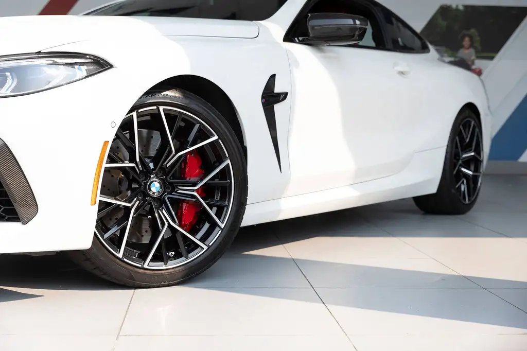 2022 BMW M8