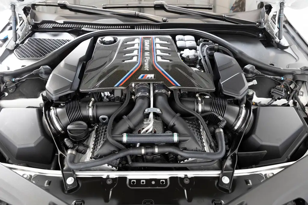 2022 BMW M8